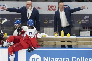 Trenér Patrik Augusta (vlevo) a jeho asistent Robert Reichel na české střídačce