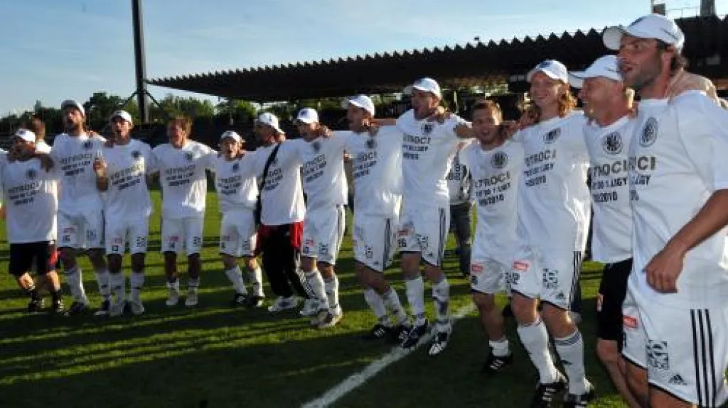 Fotbalisté Hradce Králové se radují z postupu