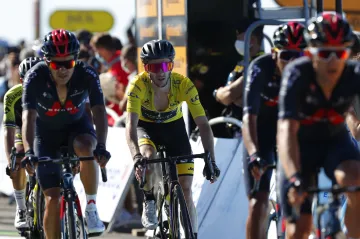 Adam Yates v obklopení jezdců Ineos Grenadiers