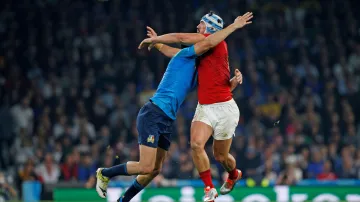 Jeden z tvrdých soubojů v utkání Francie - Itálie