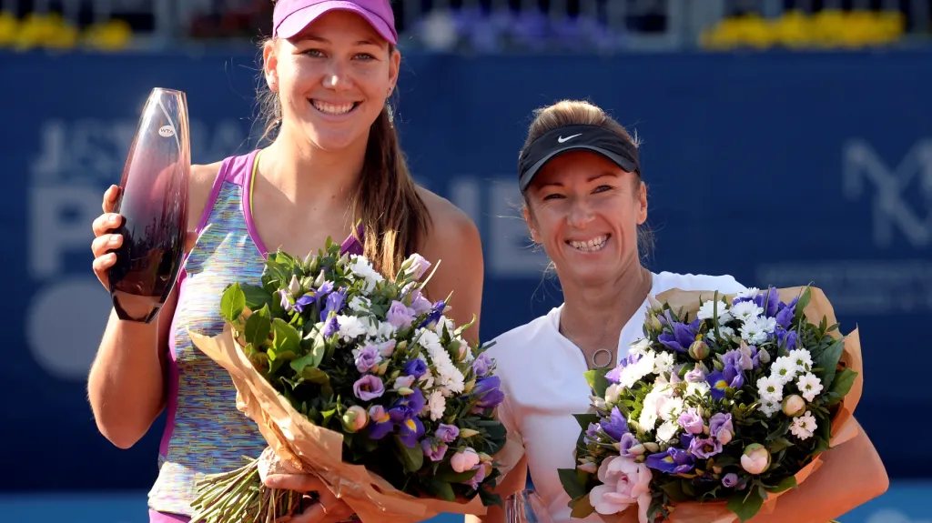 Nicole Melicharová (vlevo) a Květa Peschkeová s vítěznou trofejí
