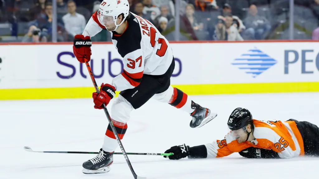 Pavel Zacha z New Jersey střílí na branku Philadelphie