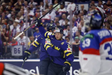 Lucas Raymond oslavuje první gól Švédů proti Slovensku