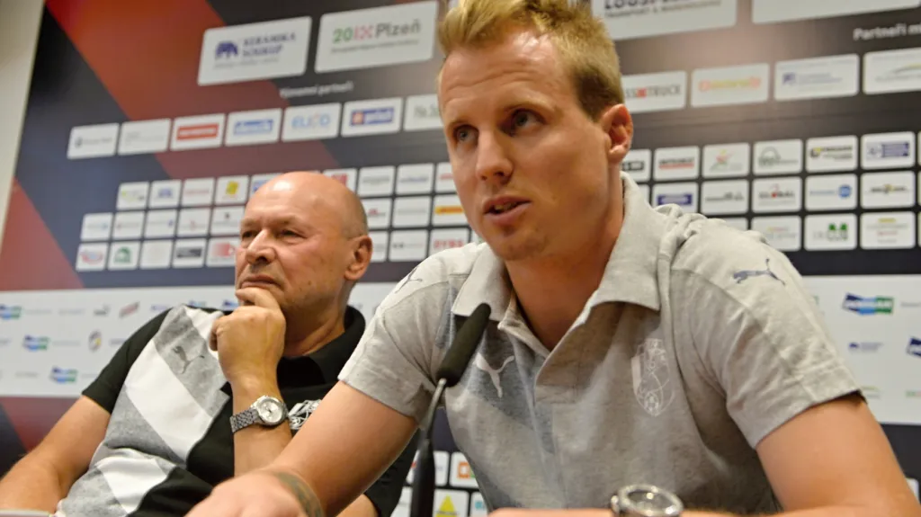 Kapitán Plzně David Limberský (vpravo) a trenér Viktorie Miroslav Koubek