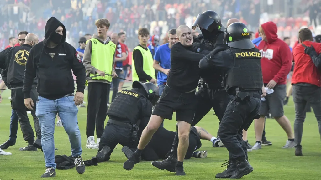 Fanoušky po pohárovém finále musela pacifikovat policie