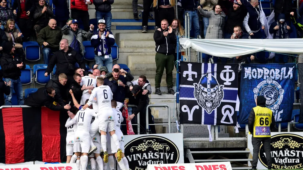 Fotbalisté Slovácka se radují z gólu v utkání proti Slavii