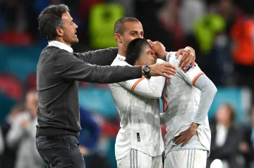 Kouč Luis Enrique utěšuje španělské hráče