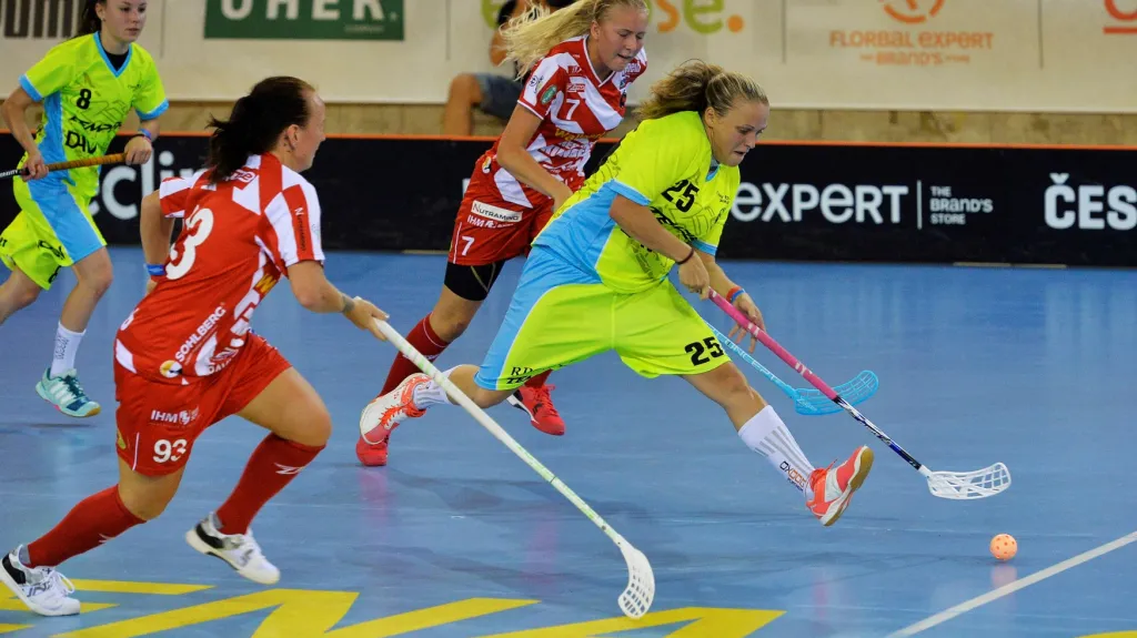 Ivana Šupáková z Vítkovic (ve žlutém) v utkání proti Pixbu Wallenstam