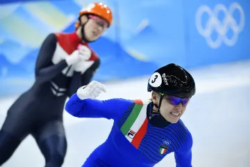 Italská rychlobruslařka Arianna Fontanaová se raduje ze zisku zlaté olympijské medaile
