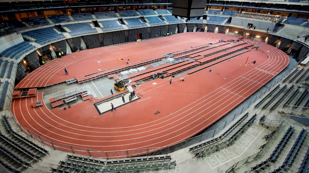 Přípravy atletické dráhy v O2 areně