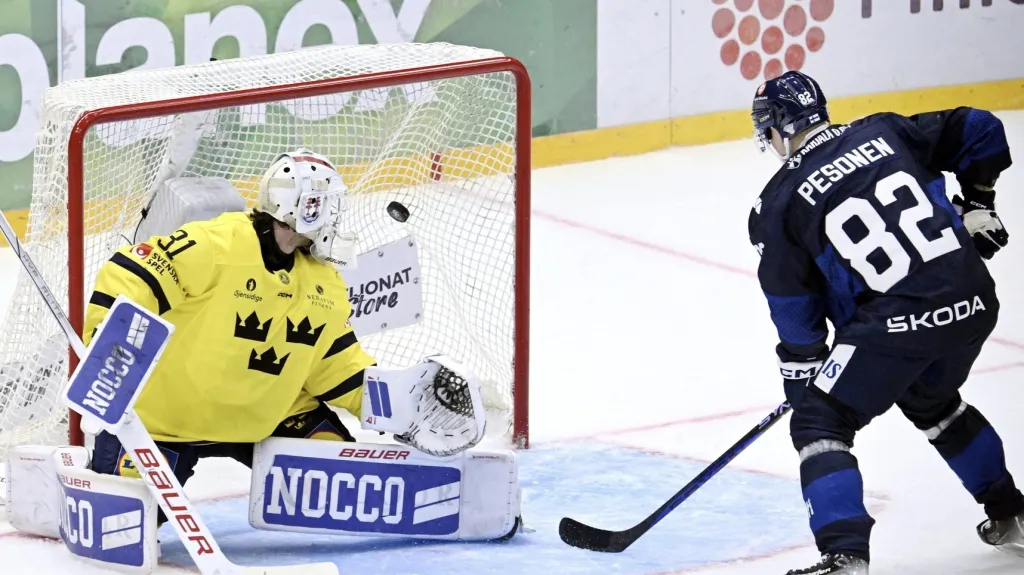 Finský útočník Harri Pesonen překonává švédského brankáře Jacoba Johanssona