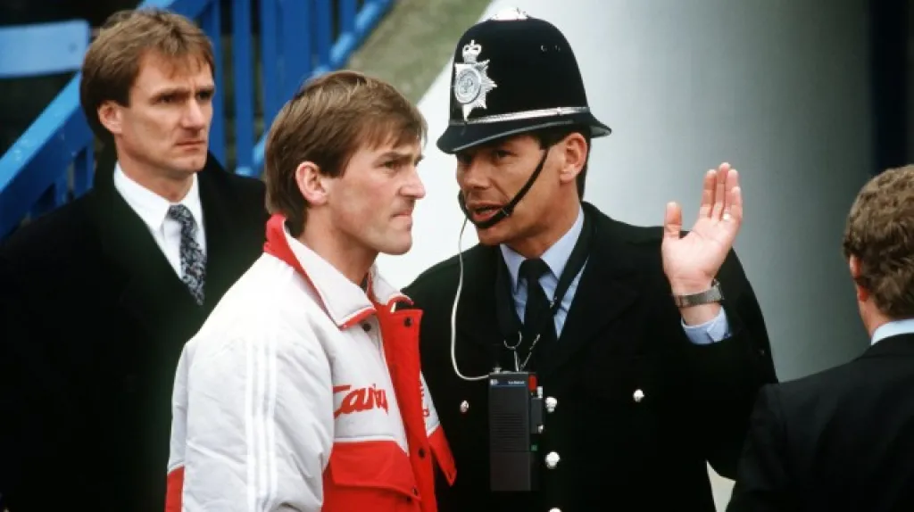 Tehdejší trenér Liverpoolu Kenny Dalglish v rozhovoru s policistou 