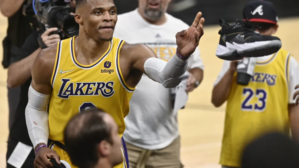 Russell Westbrook z Los Angeles Lakers hází fanouškům svoji botu