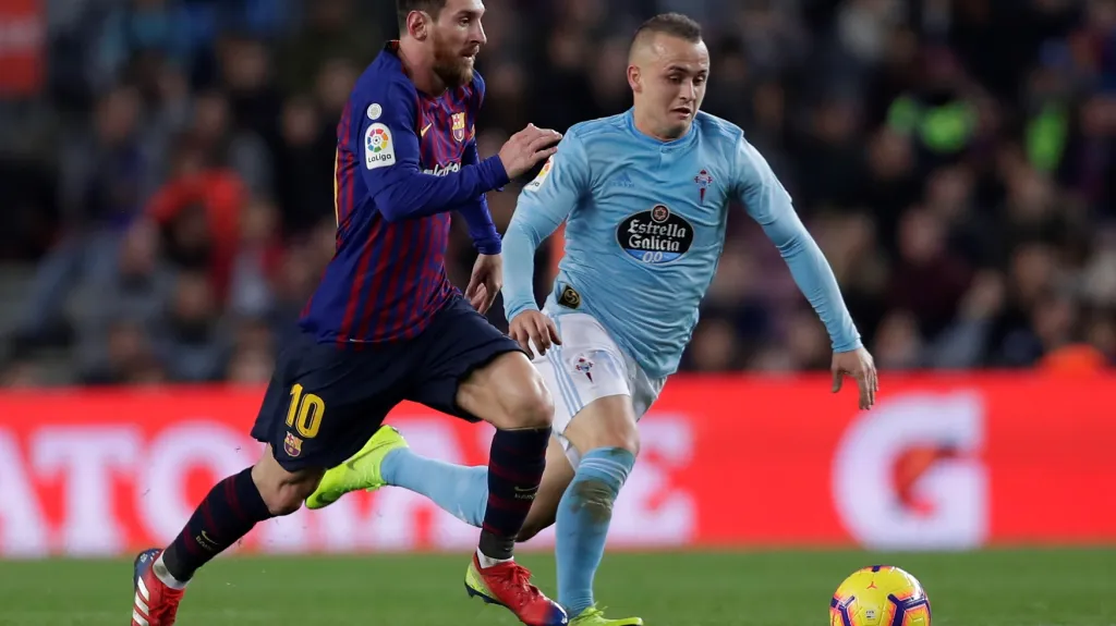 Stanislav Lobotka ze Celty Vigo (vpravo) se snaží zastavit Lionela Messiho z Barcelony