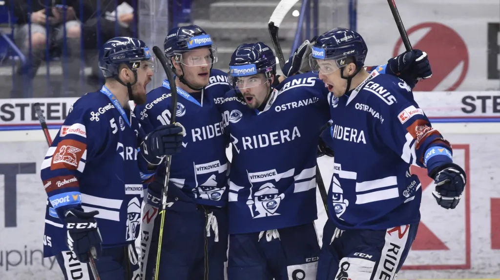 Hokejisté Vítkovic oslavují gól v předkole play-off