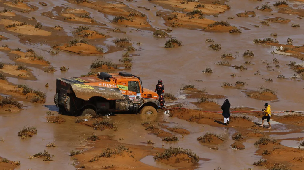 Martin Macík zaseknutý během etapy Dakaru
