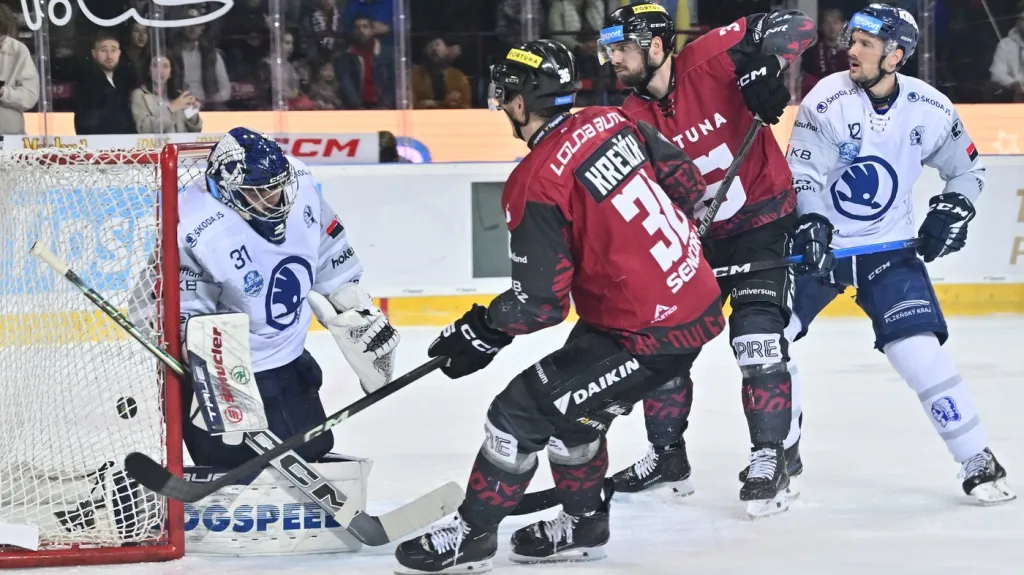 Jakub Krejčík ze Sparty překonává Nicka Malíka z Plzně