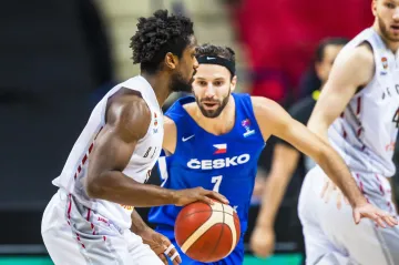 Vojtěch Hruban v obranné činnosti v utkání s Belgií