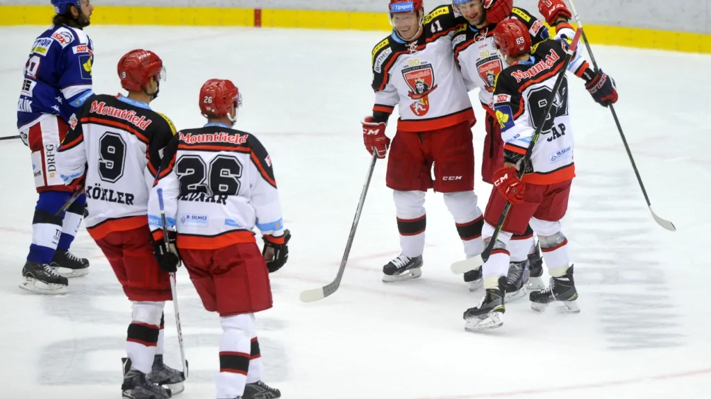 Hokejisté Hradce Králové slaví gól v síti Komety Brno