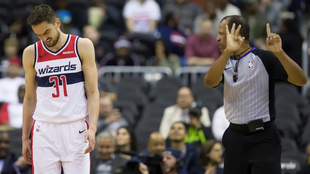 Zklamaný Tomáš Satoranský v utkání s Utahem