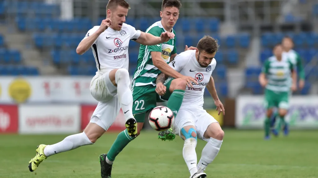 Antonín Vaníček z Bohemians 1905 (uprostřed) v utkání se Slováckem