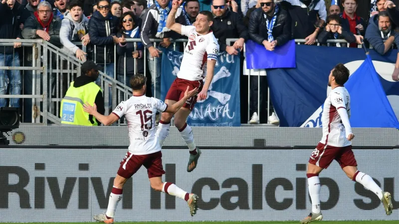 Fotbalisté FC Turín se radují z gólu v Brescii