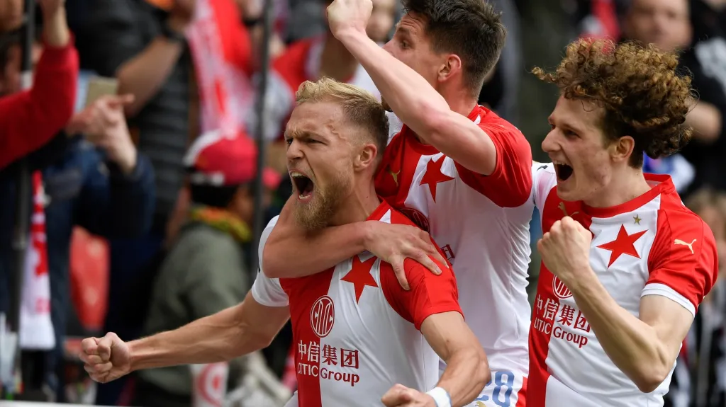 Fotbalisté Slavie Praha se radují z gólu proti Olomouci