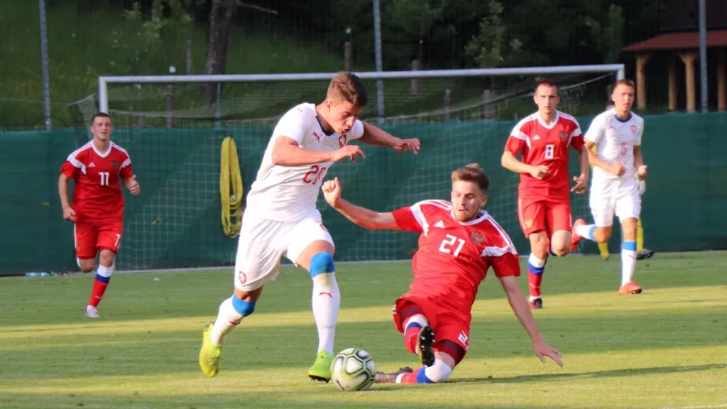Záložník reprezentační jednadvacítky Adam Hložek proti Rusku