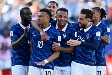 Kylian Mbappé slaví gól se spoluhráči z Francie
