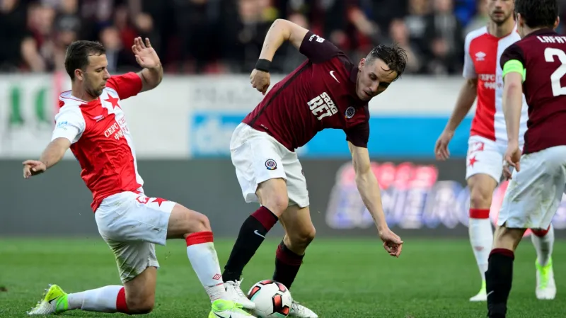 Josef Šural ze Sparty (vpravo) se snaží uniknout Josefu Hušbauerovi ze Slavie