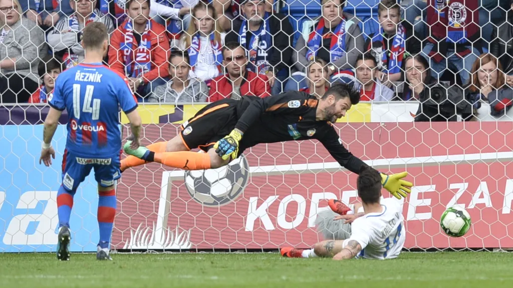 Václav Kadlec dává první gól Sparty