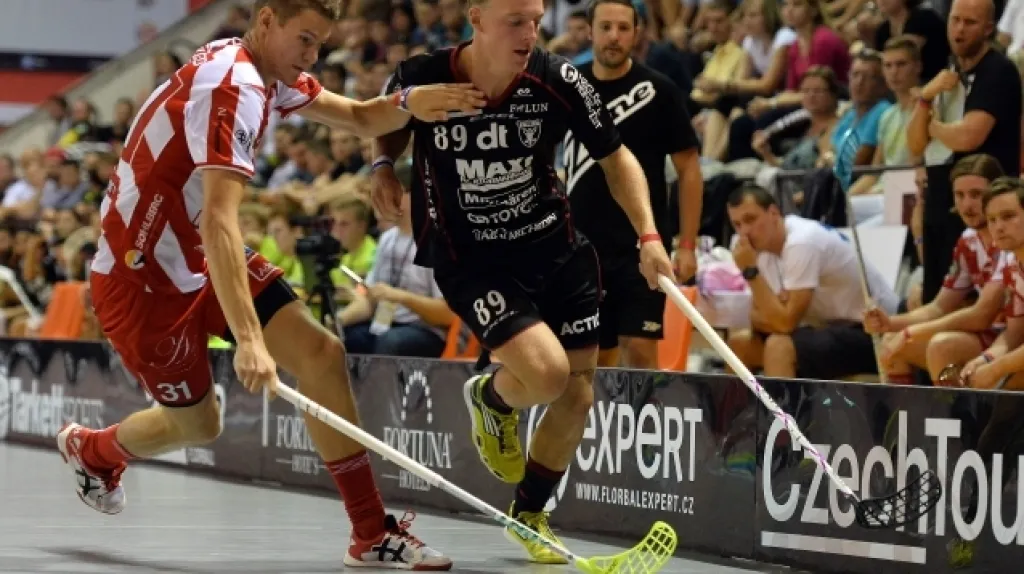 Jens Milesson z Pixbo Wallenstam (vlevo) a Johan Fahlström z IBF Falun