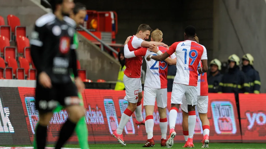 Fotbalisté Slavie se radují z gólu v síti Hradce Králové