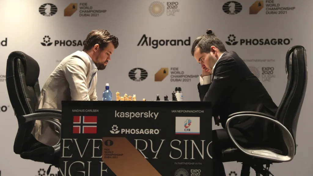 Magnus Carlsen a Jan Něpomňaščij