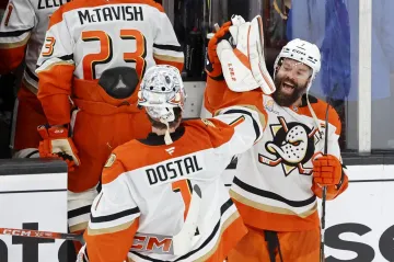 Lukáš Dostál a Radko Gudas z Anaheimu oslavují výhru