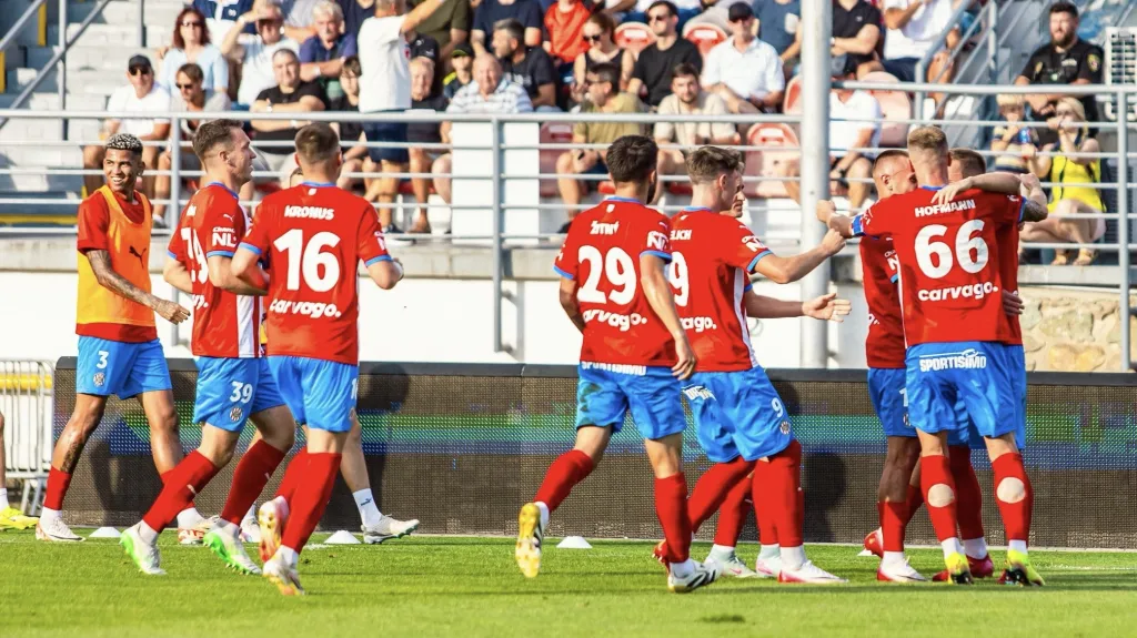 Fotbalisté Brna se radují z gólu