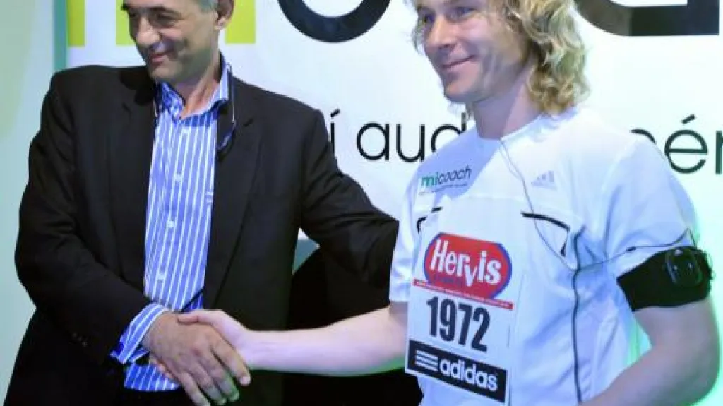 Pavel Nedvěd s ředitelem závodu