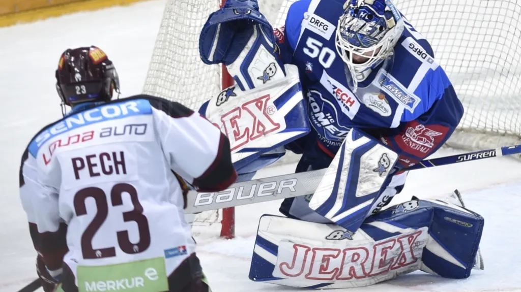 Brankář Karel Vejmelka z Komety Brno v utkání proti Spartě