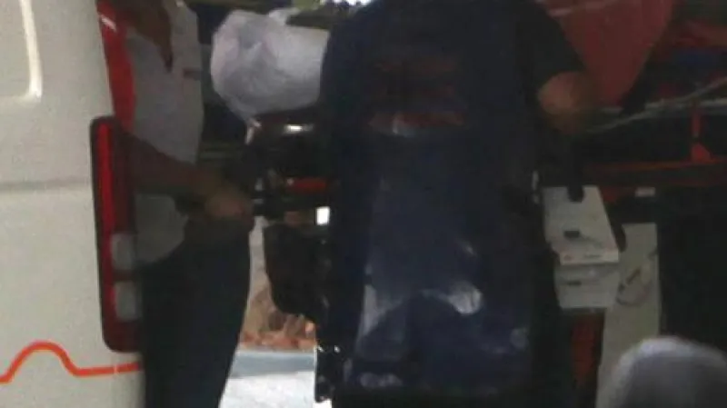 Odvoz jednoho ze zraněných fotbalistů