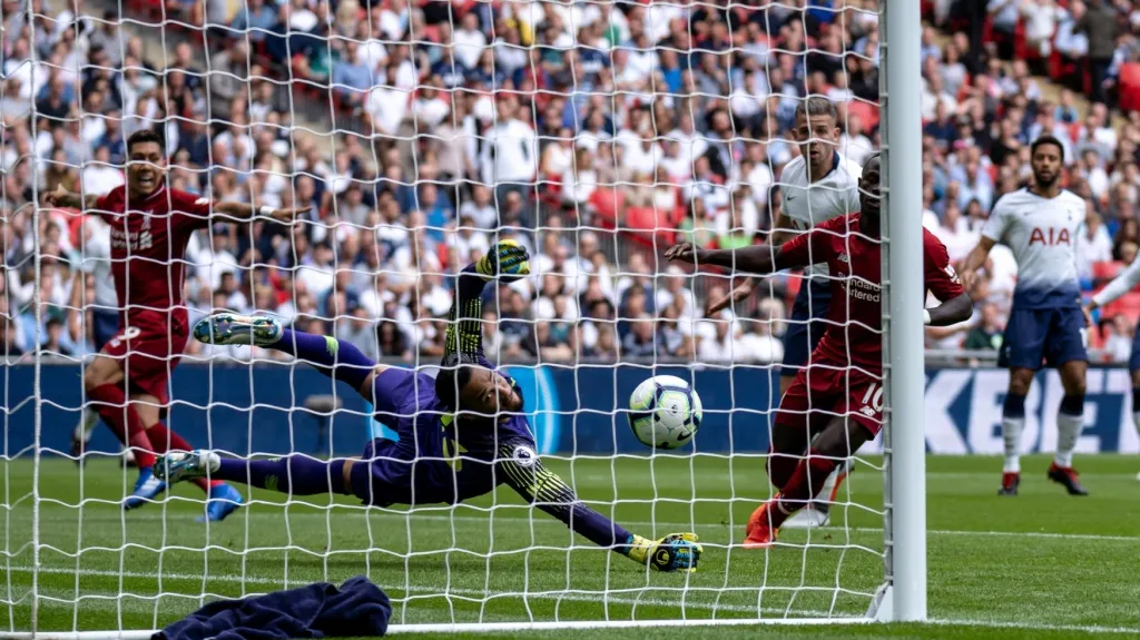 Firmino z Liverpoolu dává gól Tottenhamu