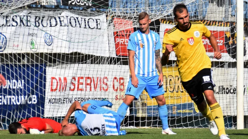 David Ledecký z Českých Budějovic (vpravo) se raduje z gólu