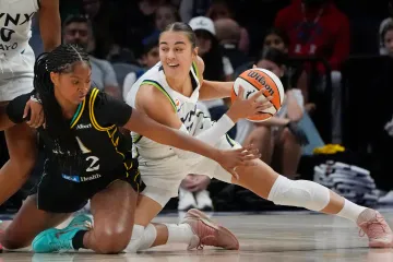 Eliška Joklová (vpravo) v zápase WNBA s Los Anegels Sparks