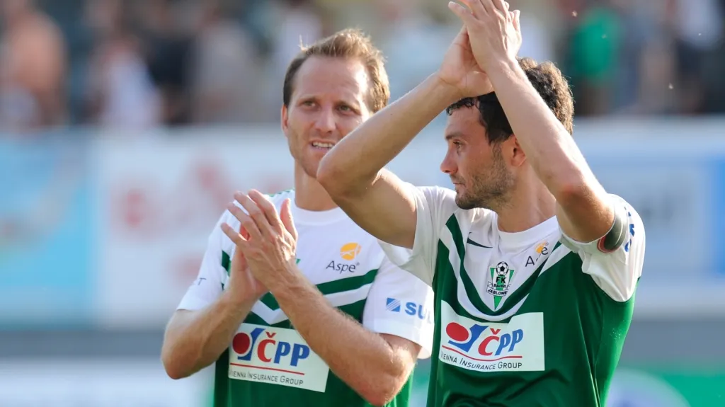 Jablonečtí fotbalisté děkují fanouškům (vlevo Tomáš Jun, vpravo Luboš Loučka)