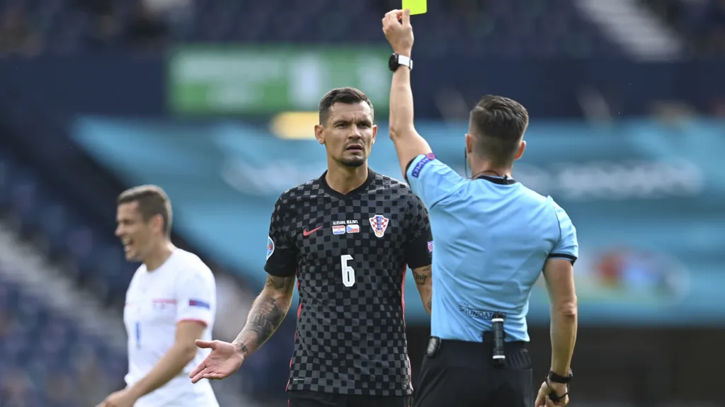 Dejan Lovren dostal v utkání s Českem žlutou kartu