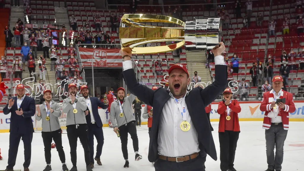 Kouč Třince Václav Varaďa s mistrovským pohárem