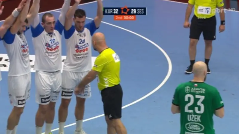 Závěr zápasu Karviná – Sesvete a ohlasy