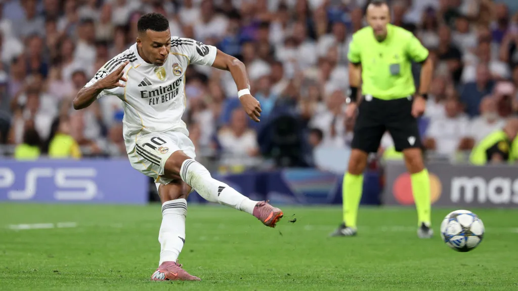 Kylian Mbappé z Realu Madrid skóruje z penalty