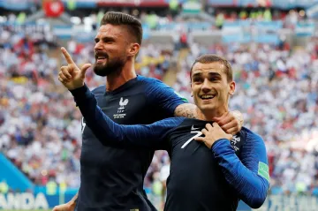 Francouz Antoine Griezmann (vpravo) slaví gól s Olivierem Giroudem