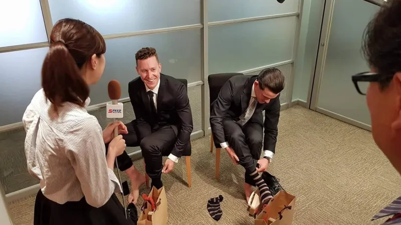 Spolu se Samem Websterem si zkoušíme japonské dřevěné boty