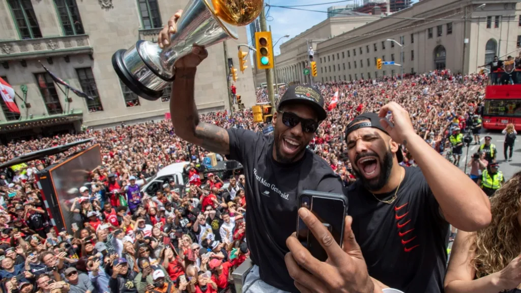 Kawhi Leonard s trofejí pro nejužitečnějšího hráče play-off NBA v zaplněném Torontu